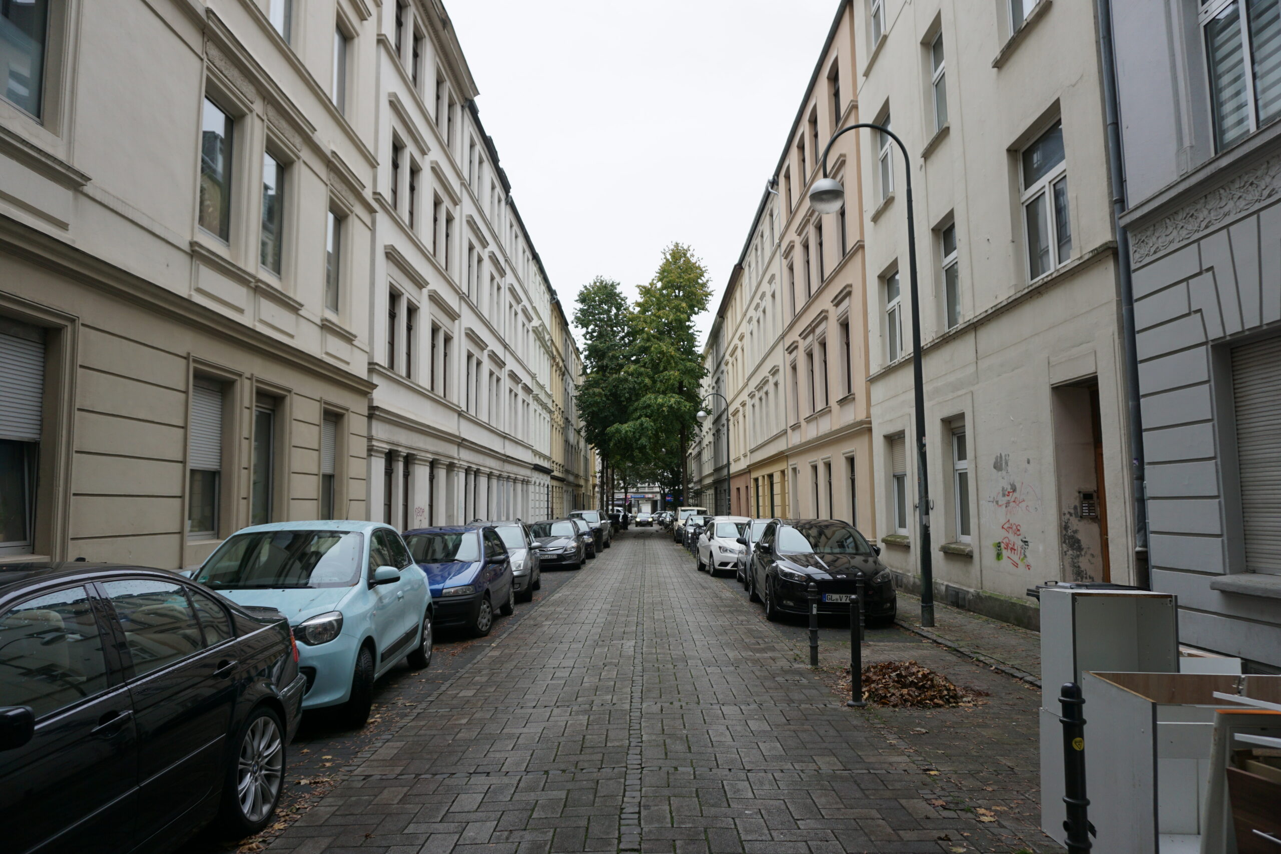 Straße in der Innenstadt mit parkenden Autos 