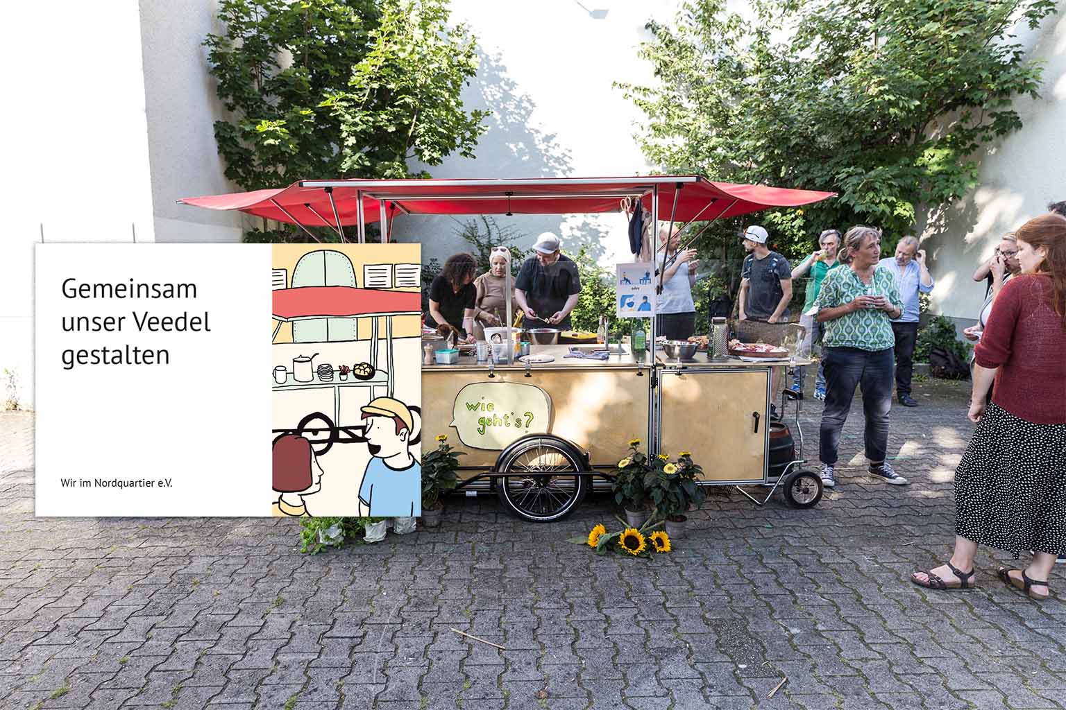 Menschen stehen bei einer Outdoorküche