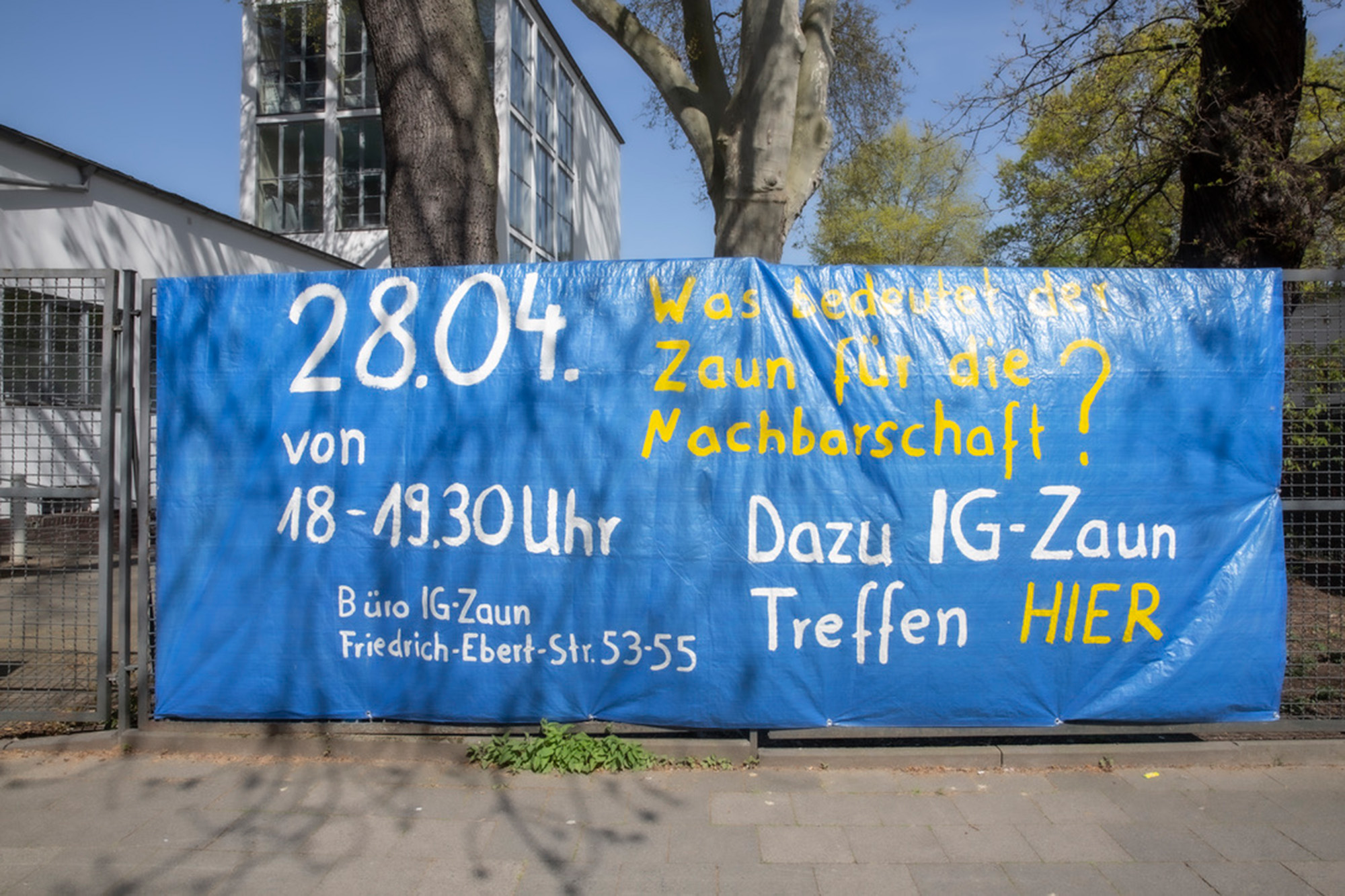 Plakat an Zaun